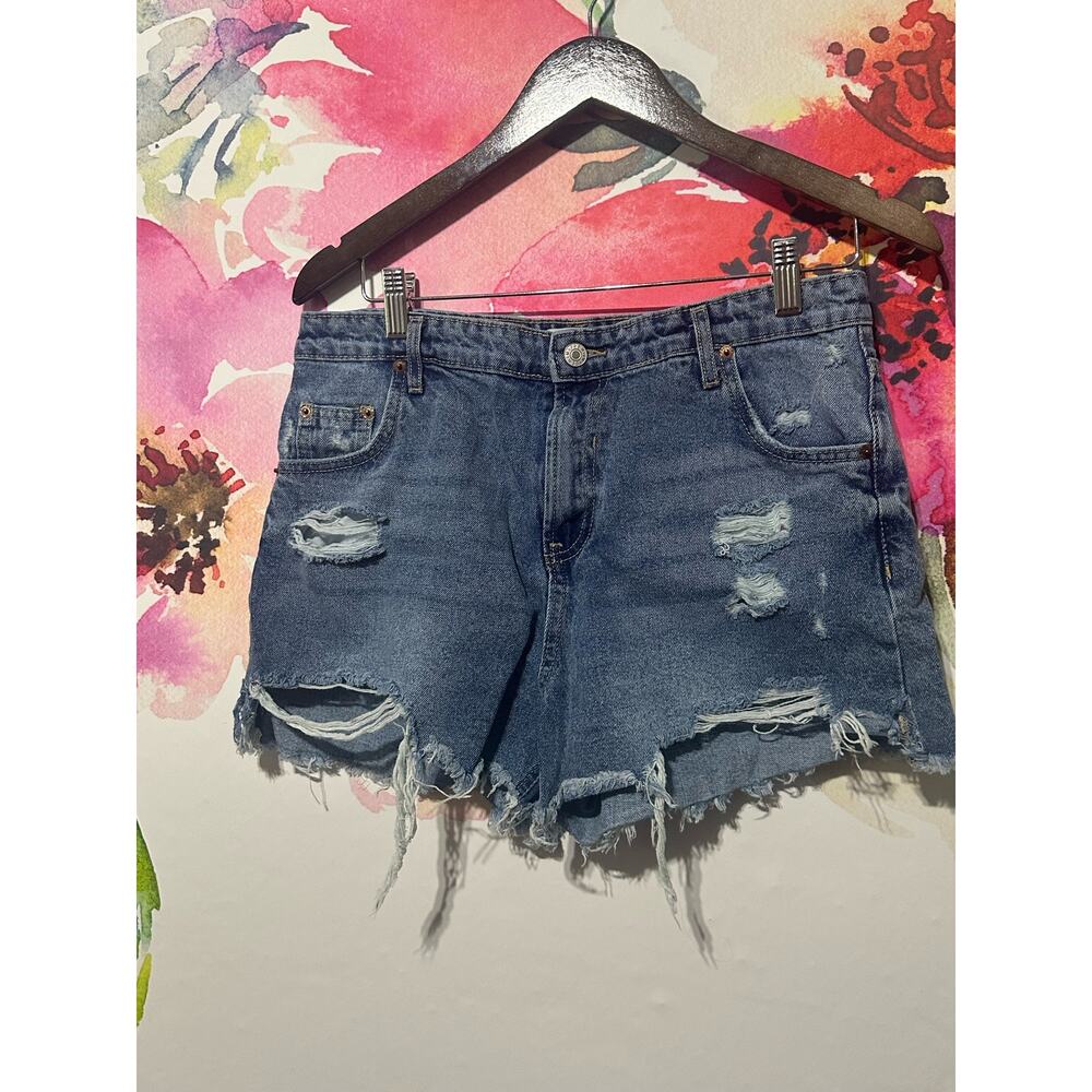 Love Tree Premium Denim Distressed Jean Shorts Womens Size L Booty Shorts Daisy